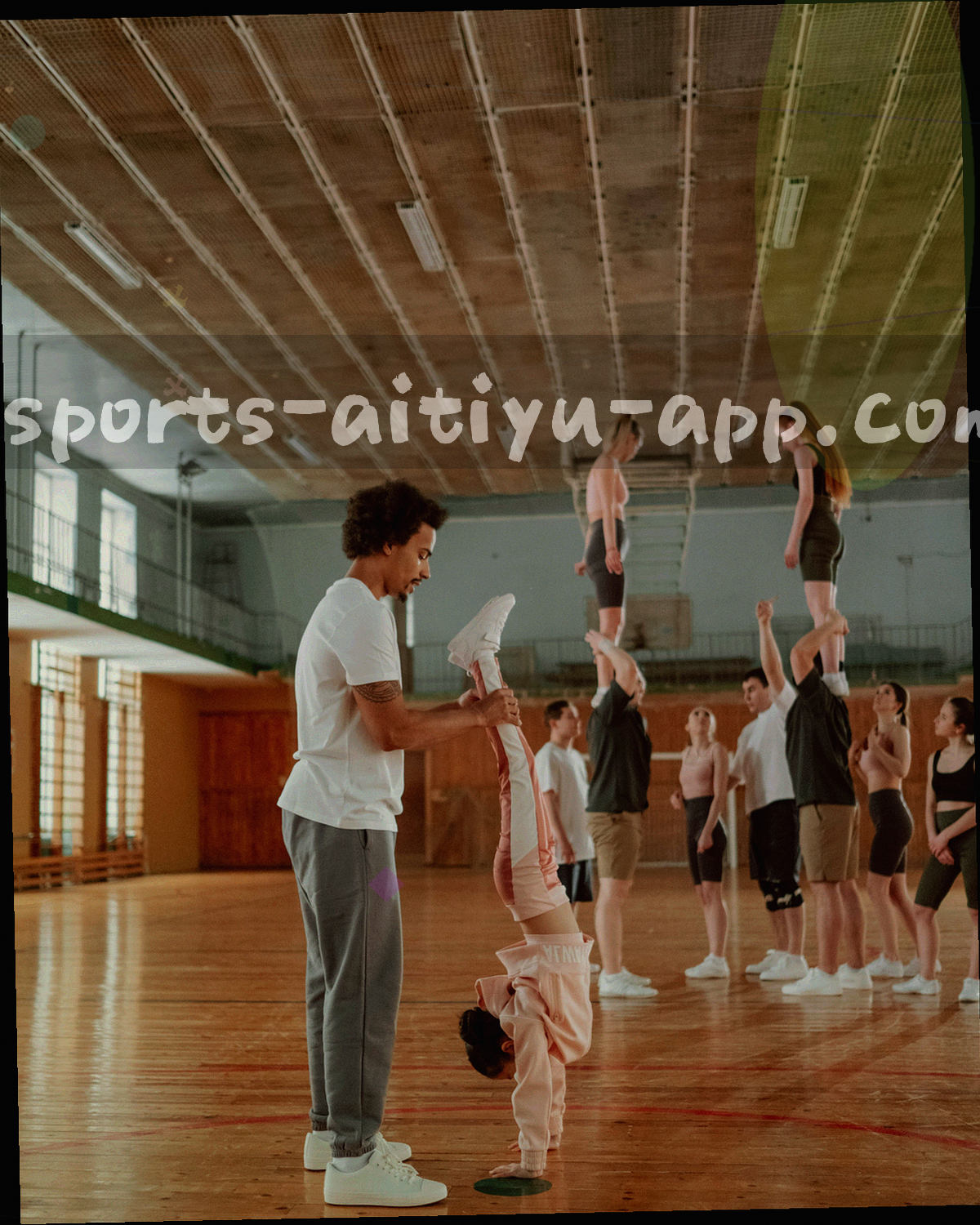 更衣室战术板特写，磁吸棋子与手绘线条压在深绿底面上